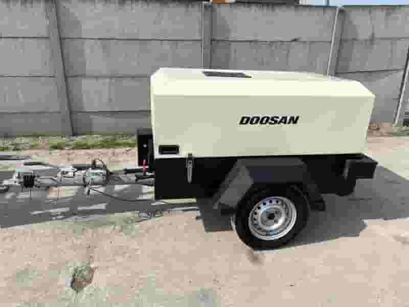 Kompresor mobilny DOOSAN 731E, Tablice w PL - 2011r - Photo 1